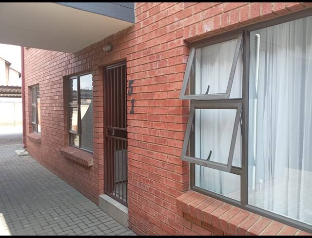 2 BEDROOM TOWNHOUSE FOR SALE IN ALBERTSDAL